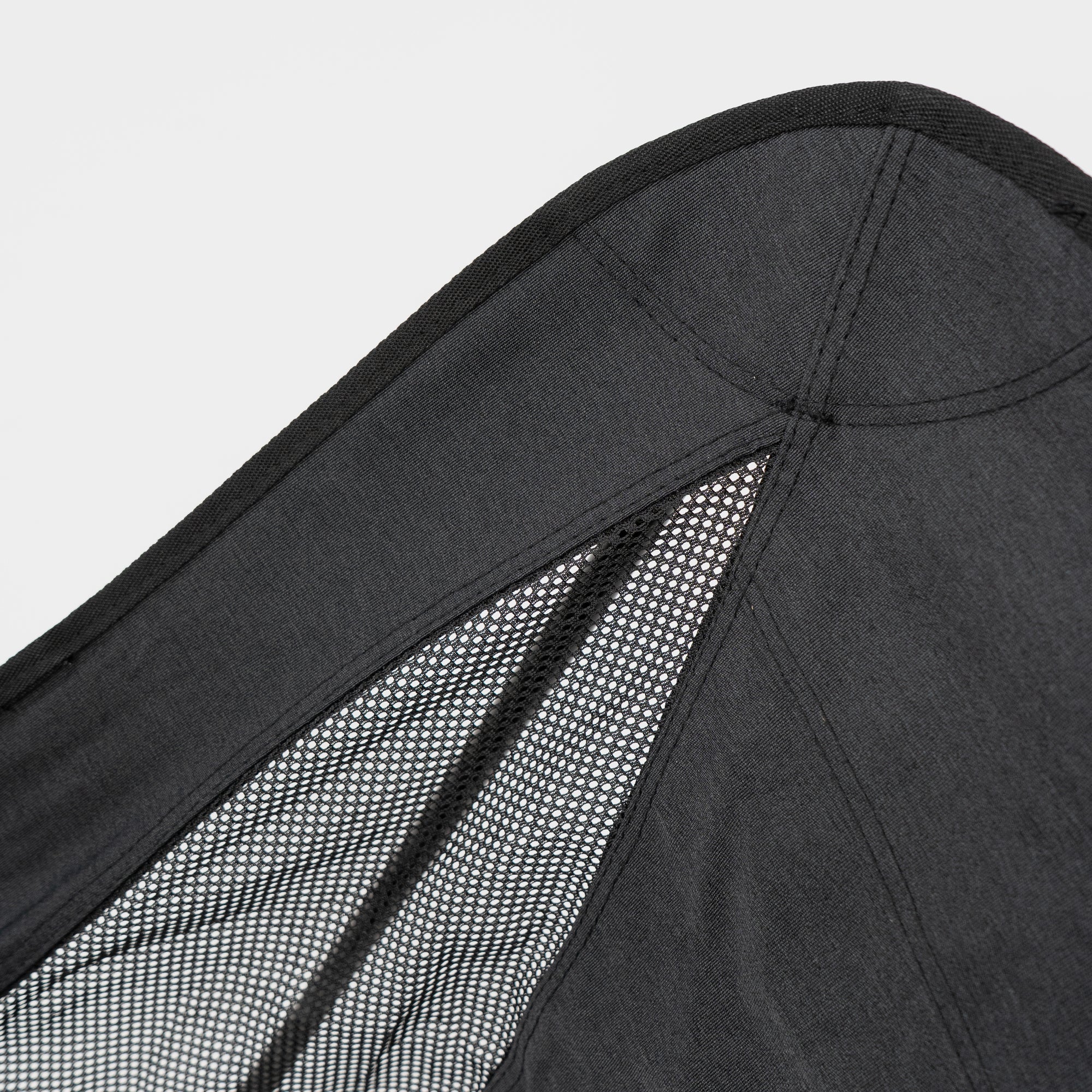 Campingstuhl mit seitlichen Lüftungsschlitzen im Bezug, vor weißem Hintergrund