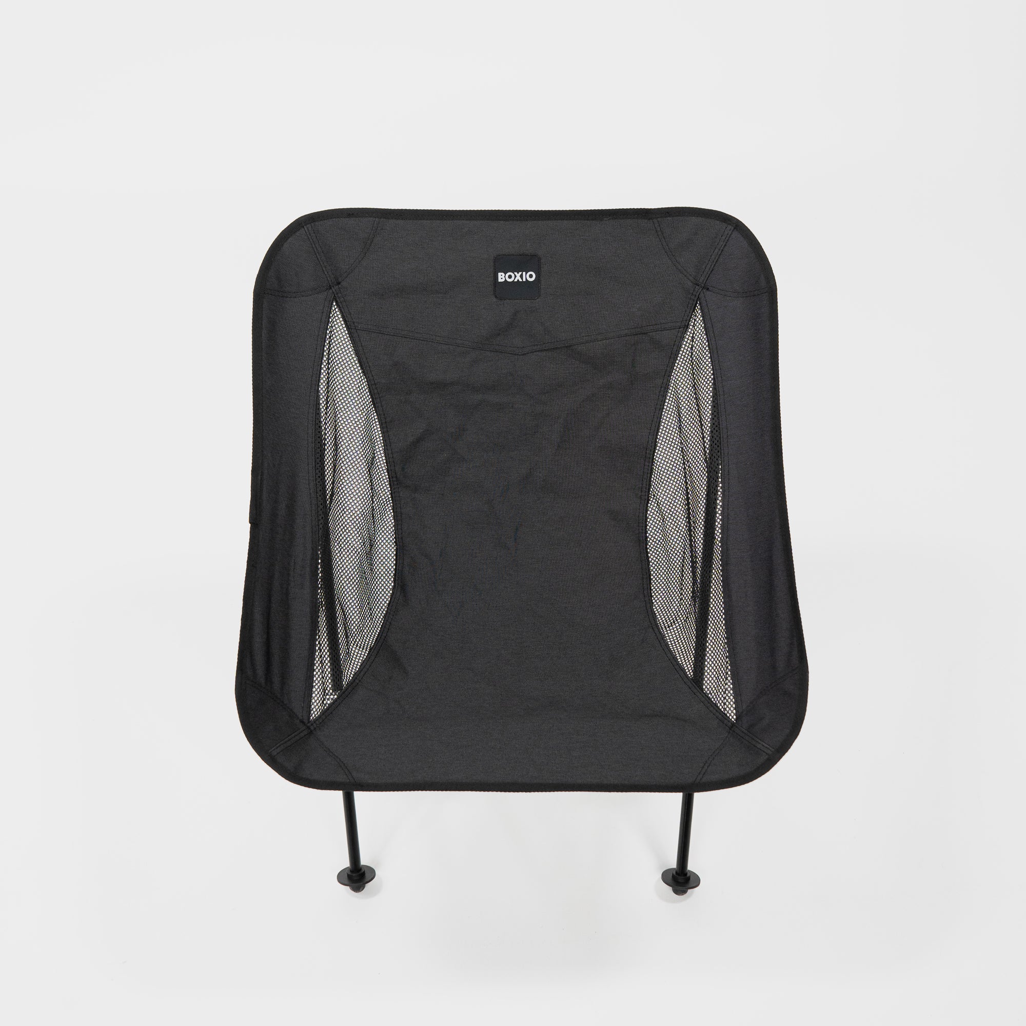 Campingstuhl mit seitlichen Lüftungsschlitzen im Bezug, vor weißem Hintergrund