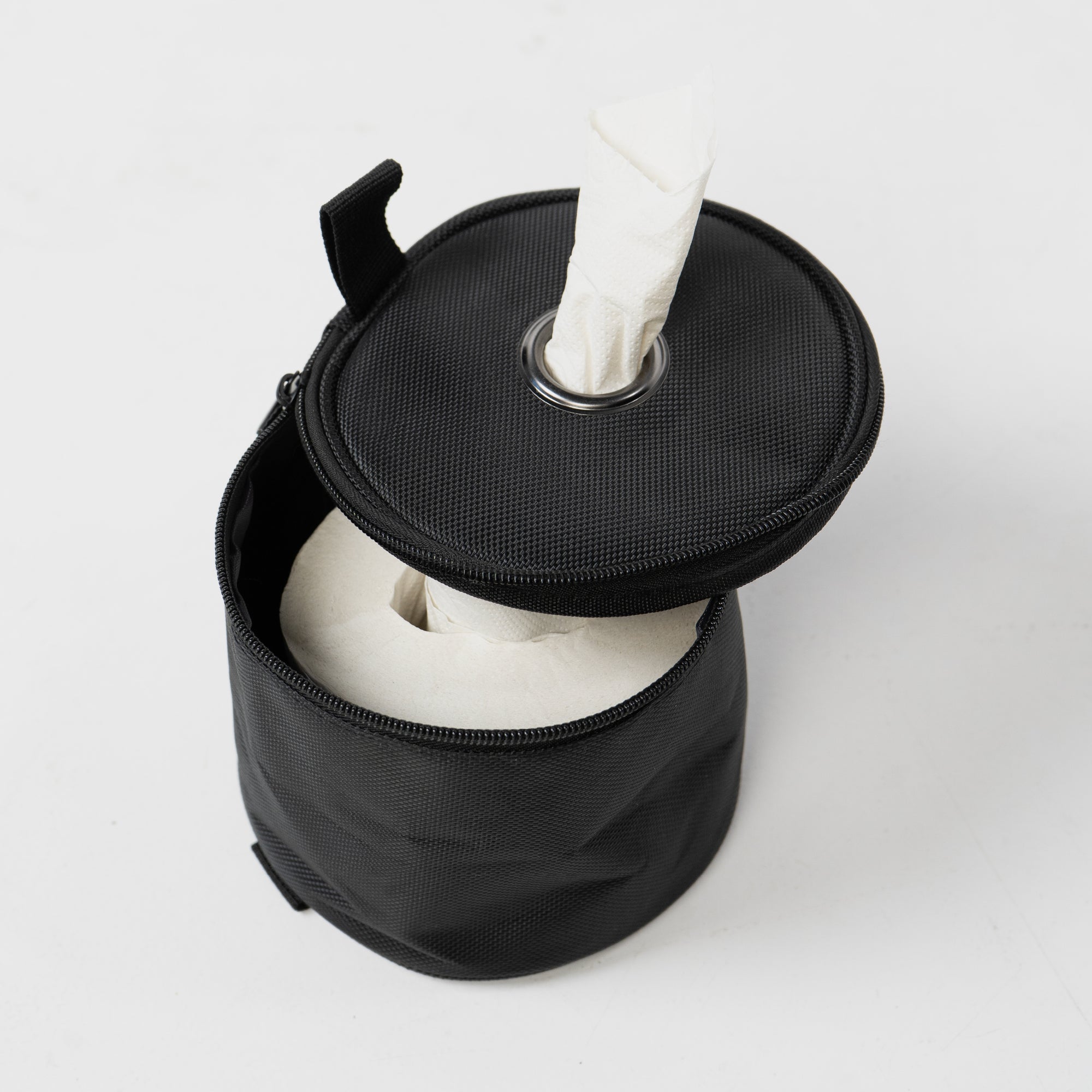 Schwarze Aufbewahrungstasche mit Papierrollen, oben mit einem Schlitz für einfachen Papierauszug.