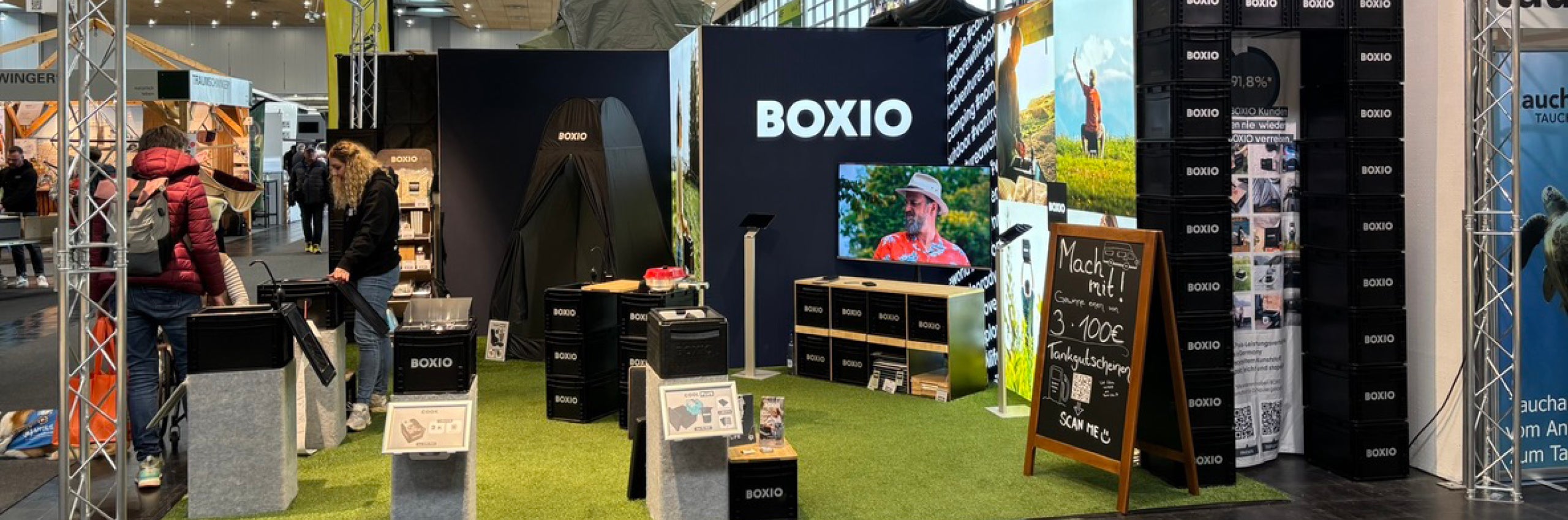 Messestand von BOXIO mit aufgebauten Produkten 